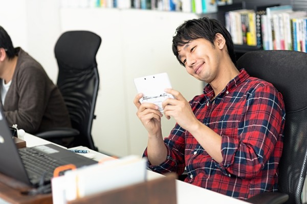 仕事をさぼる会社員