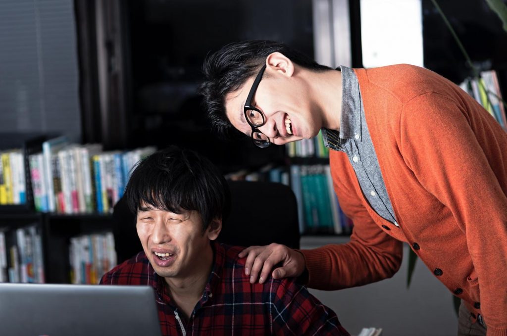 与えられた仕事をこなすビジネスパーソン