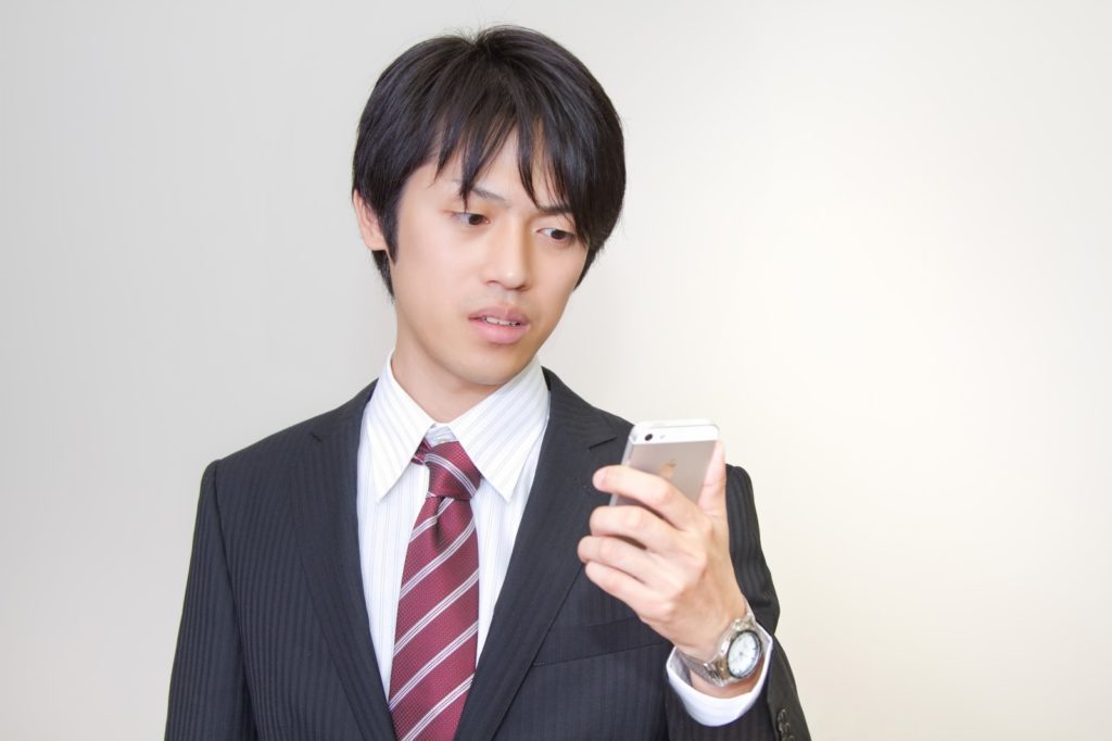 退職代行サービスを使う若手